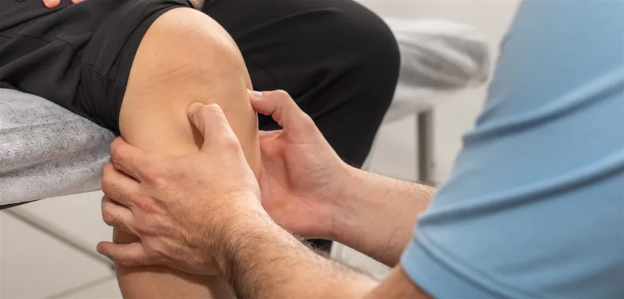Juanjo Torres tratando una rodilla en su consulta de fisioterapia en Mérida